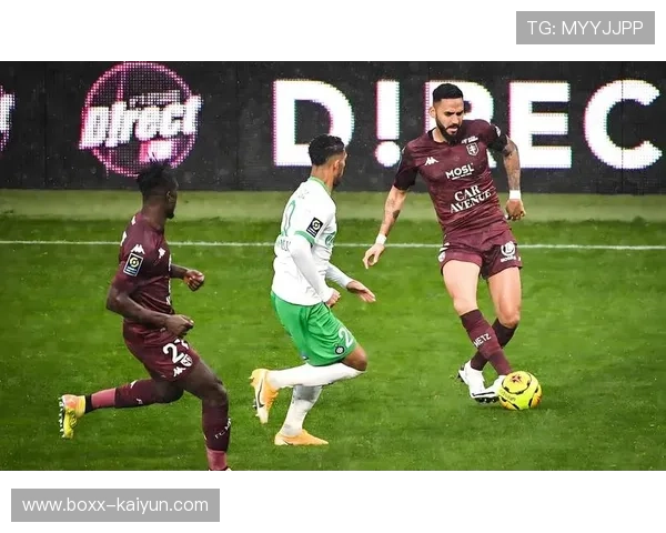 洛里昂主场气氛热烈，球迷高歌助威压制南特