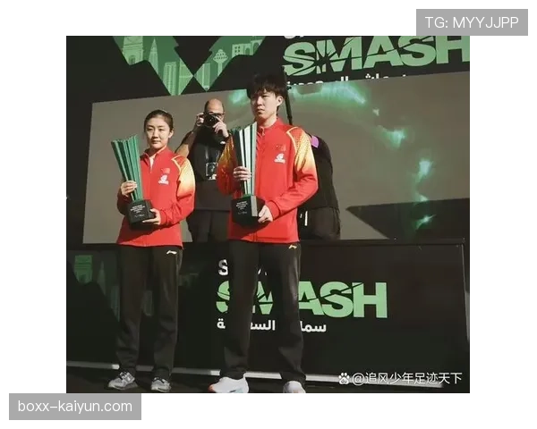 花絮：在沙特利雅得的官方观赛活动中，球迷通过AR技术与虚拟奖杯合影